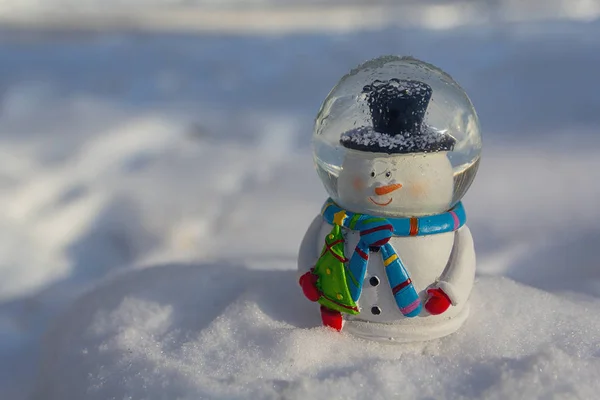 Fröhlich Fröhlicher Spielzeugschneemann Auf Schneebedecktem Hintergrund Neues Jahr — Stockfoto