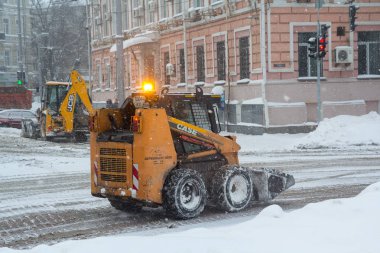Kiev, Ukrayna - 04 Mart 2018: Kar temizleme aracı bir kar fırtınası sırasında yolda