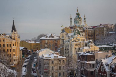 Andrews iniş ve St Andrews Kilisesi kış havalarda. Kiev, Ukrayna