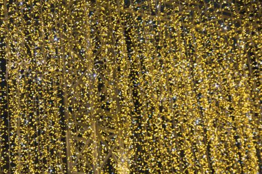 Parlak Noel ışıkları karanlık gökyüzü arka plan üzerinde. Arka planlar