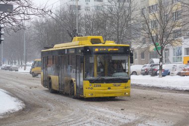 Kiev, Ukrayna - 24 Şubat 2018: Troleybüs karlı kış sokak üzerinde