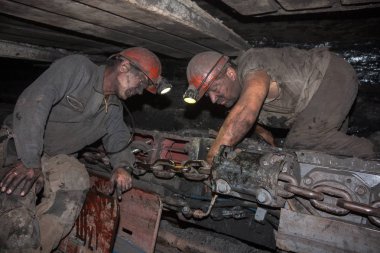 Donetsk, Ukrayna - Ağustos, 16, 2013: Madenciler kömür madenciliği shearer yakınındaki. Benim Chelyuskintsev adlı