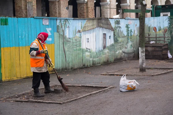 Kiev Ukraine Décembre 2017 Une Femme Gilet Orange Nettoie Rue — Photo