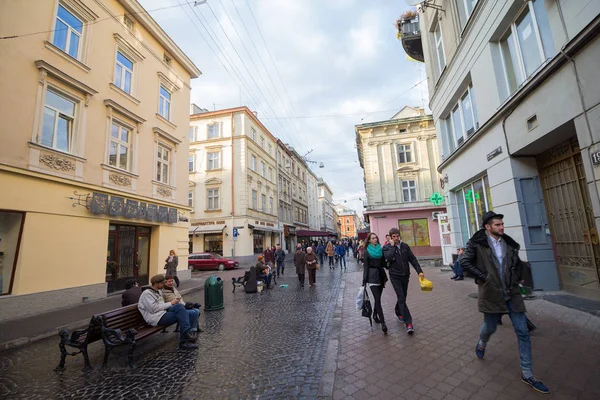 Lviv Ucrania Octubre 2015 Ciudadanos Turistas Una Calle Ciudad Fin — Foto de Stock