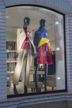 Bir vitrin içinde moda giysiler içinde iki kadın manken 