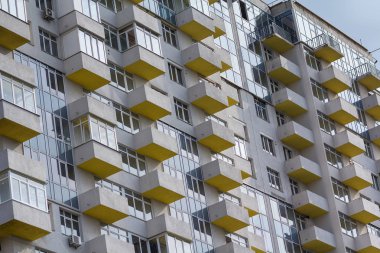 Çok öykülü bir bina cephe detay. Bina