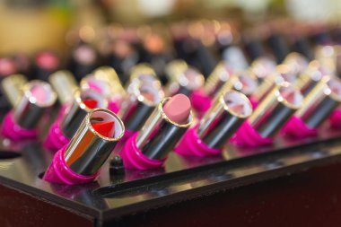 Üstünde belgili tanımlık sayaç çeşitli tonları ruj. Makyaj