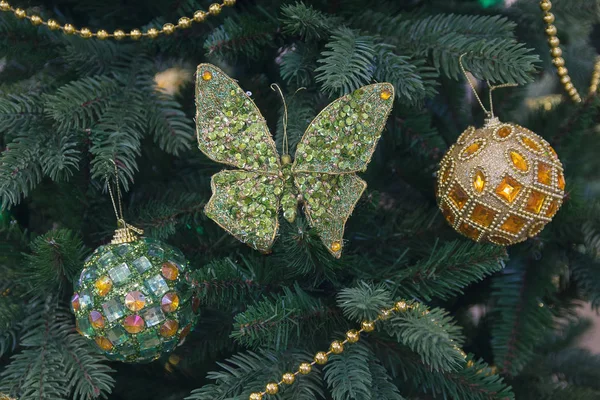 Gouden Ballen Vlinder Kerstboom Decoratie — Stockfoto