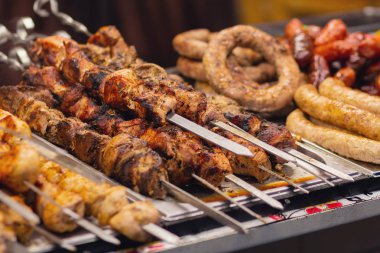 Mangal şiş sulu et ve sosis tepsi ile. Gıda