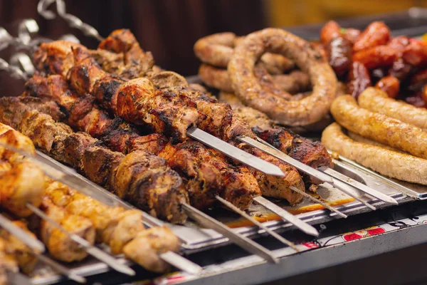 Mangal şiş sulu et ve sosis tepsi ile. Gıda