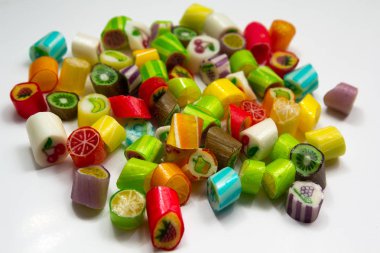 Beyaz arka plan üzerinde çeşitli renkli şeker. Tatlı ve tatlılar