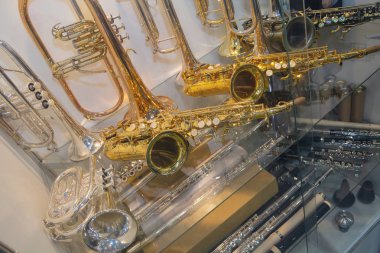 Saksafon ve trompet bir müzik mağazası vitrinde. Satış