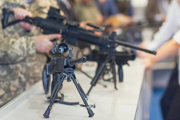 Hombre Con Rifle Automático Mostrador Tienda Armas —  Fotos de Stock