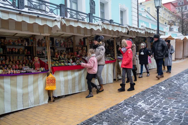 Kiev Ucrania Diciembre 2018 Los Turistas Cerca Feria Calle Andreevsky — Foto de Stock