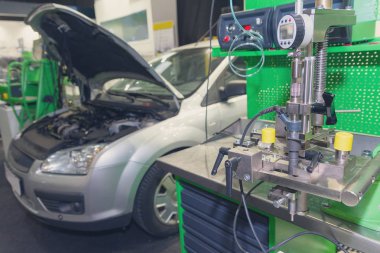 Tanı Cihazları ve bir arabayı hizmetindeki bir araba. Sanayi