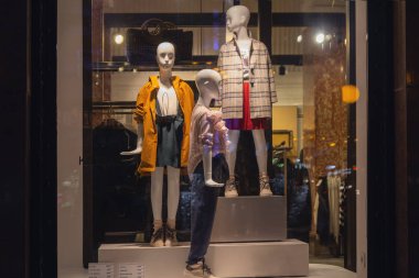 Vitrin akşam çocuk mankenler. Moda