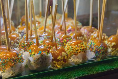 County fair ground adlı bir sayaçta fındıklı şeker karamel elmalar sopa üzerinde