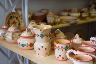 Güzel seramik dükkanı sayaçta retro tarzı. El sanatları