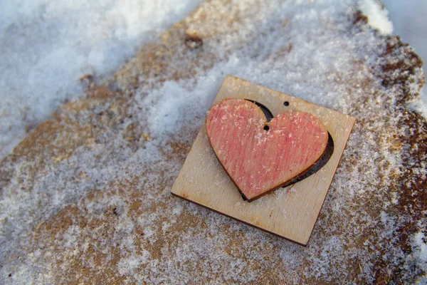 Ahşap Kalp Karla Kaplı Bir Yüzey Arkasında Sevgililer Günü — Stok fotoğraf