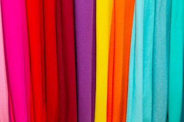 Kasanın mağazanın renkli kumaşlarda. Satılık