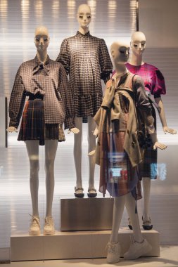 Kadın manken bir vitrin içinde. Moda ve satış 