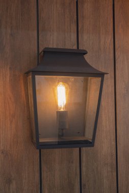 Elektrik Fener retro tarzı duvarda asılı. İç mekanlar