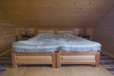 Otelin iç rustik tarzı ahşap mobilya ile