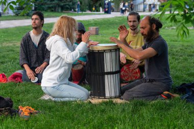 Kiev, Ukrayna - 18 Mayıs 2018: Müzisyenler bir davulcu bir sokak müzik festivalde oynamak.