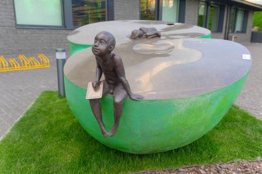 Kiev, Ukrayna - 24 Mayıs 2018: Erkek ve bir kız bir elma - modern bir okul avlusunda modern heykel