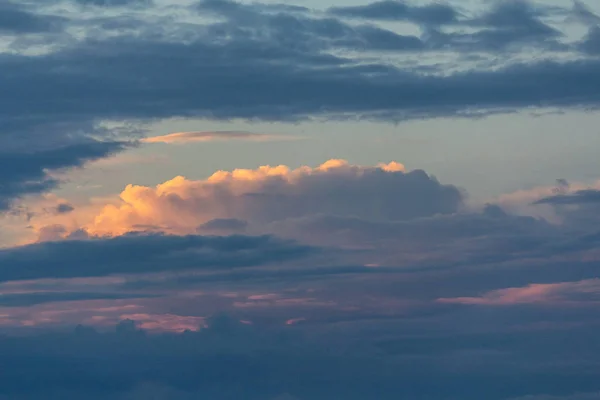Farbenfroher Dramatischer Himmel Mit Wolken Bei Sonnenuntergang Natur — Stockfoto