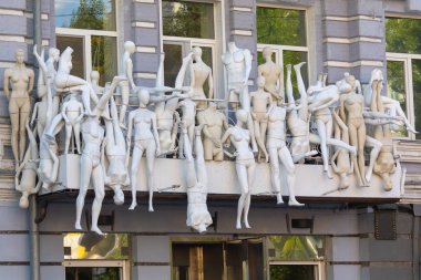 Balkonda elbisesiz mankenler. Sahne