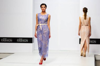 Kiev, Ukrayna - 31 Ocak 2019: giysi Kyiev moda podyum gösteren modelleri