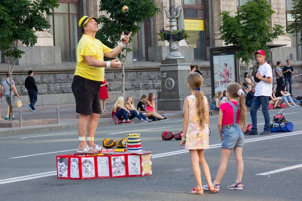 ストリート アーティスト Juggles フレシチャーティク通りの通行人の前でキエフ ウクライナ 2016 — ストック写真