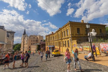 Kiev, Ukrayna - 02 Temmuz 2017: Halklar yürüyüş Andreevsky iniş Street - kentin tarihi
