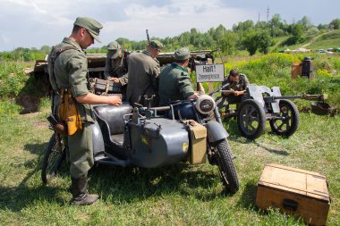 Kiev, Ukrayna - 09 Mayıs 2018: Erkekler Dünya Savaşı zaferle tarihi yeniden inşası yıldönümünde, Alman askerlerin giysili