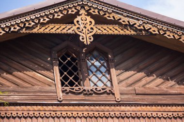 Pencere ve balkon eski günlük kulübe. Günlük kulübe cephe, parça