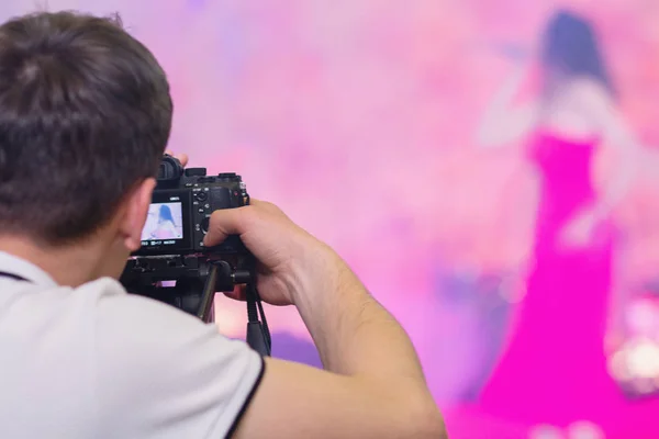 Videographer Skjuter Vamera Som Står Ett Stativ När Fotograferar Bröllopsfest — Stockfoto