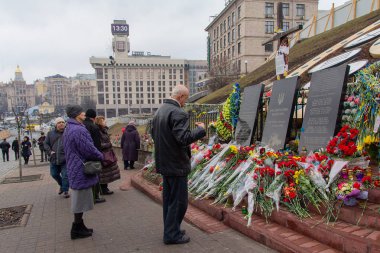 Kiev, Ukrayna - 20 Şubat 2019: İnsanlar bu devrim ve haysiyet olayları beşinci yıldönümünde Institutskaya Caddesi üzerinde Memorial'dan sırasında öldürülen anmak