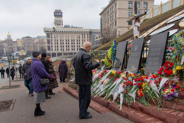 Киев, Украина - 20 февраля 2019 года: Люди поминают погибших во время революции и достоинства у мемориала на Институтской улице в пятую годовщину событий
