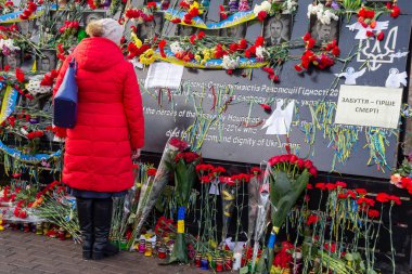 Kiev, Ukrayna - 20 Şubat 2019: Memorial bu olayların beşinci yıldönümünde Institutskaya Caddesi üzerinde 2014 devrim sırasında öldürdü. Anıt kitabe 