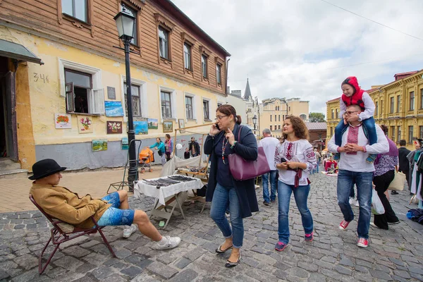 Kiev, ukraine - 24. august 2016: touristen besuchen die waren auf einem flohmarkt auf der straße st. andrew 's descent — Stockfoto