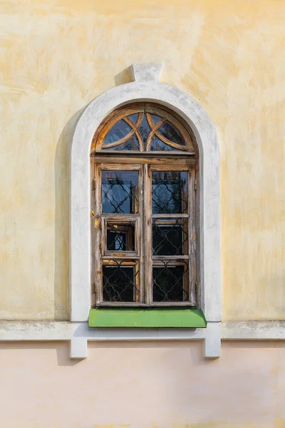 古典风格的教堂窗口。体系结构 — 图库照片