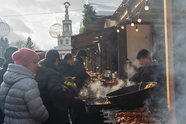 Kiev, Ukrayna - 17 Şubat 2017: Kasaba halkı ve sayaç Shrovetide şenlikte sokak gıda ile — Stok fotoğraf