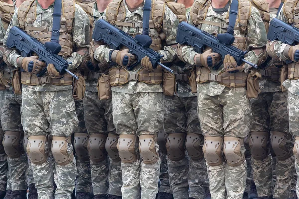 Στρατιώτες με τα αυτόματα τουφέκια στις τάξεις. Οπλισμός — Φωτογραφία Αρχείου
