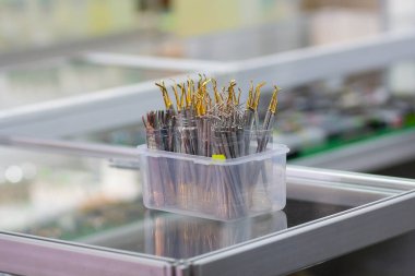 Diş aletleri üzerinde sayaç yakın çekim. Tıp