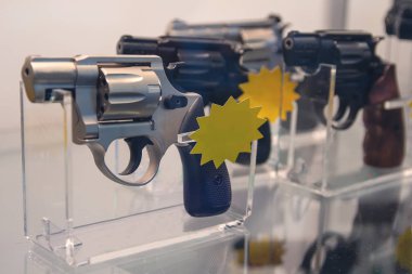 Mağaza sayaç revolverler kapatın. Satış
