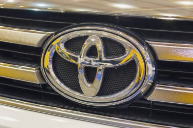 Kiev, Ukrayna - 24 Ekim 2018: Toyota araba logosu bir arabanın kaputuna