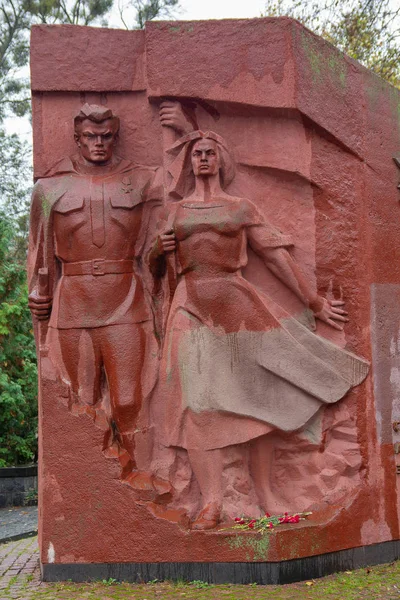 Kiev, Ucrania - 24 de octubre de 2018: Monumento a los profesores y un estudiante del Instituto Politécnico de Kiev que murió en el año de la Segunda Guerra Mundial —  Fotos de Stock