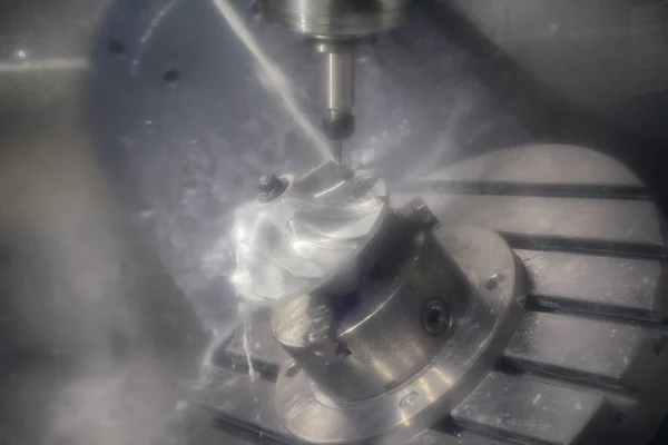 Fraiseuse CNC de travail des métaux. Découpe de la technologie de traitement moderne des métaux. Petite profondeur de champ. Industrie — Photo