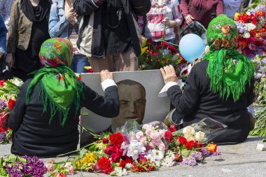 Kiev, Ukrayna - 09 Mayıs 2016: Dünya Savaşı'nda bir yıldönümü kutlamaları, Mareşal Jukov portresi ile gazileri kadınlar